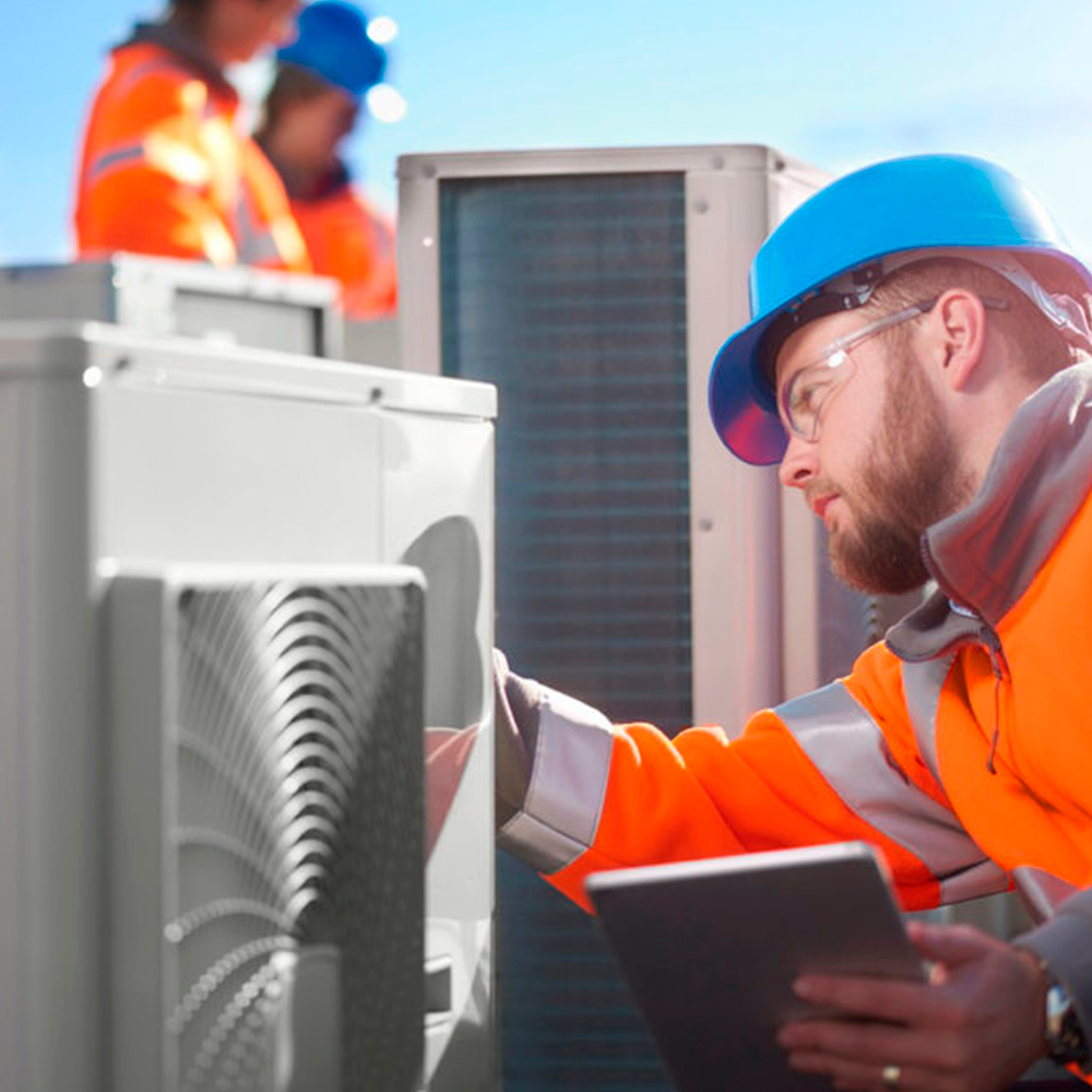 Trabajador con ventilador climatización