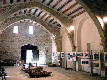 En aquesta sala, on posteriorment es van fer les conferències, es va obrir al públic una exposició de motius etnològics.