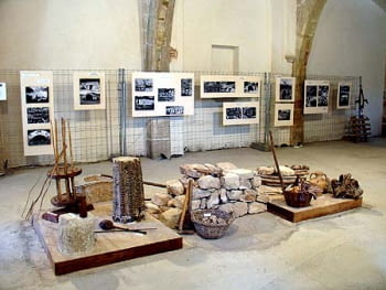 Detall central amb la pedra com a protagonista.