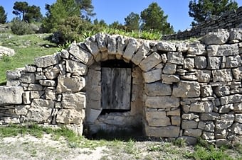 Una cisterna formant part d'una paret amb altres elements. Recull l'aigua de la coberta que té a la dreta.
