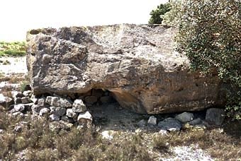 Un aixopluc, aprofitant el forat existent a la pedra.