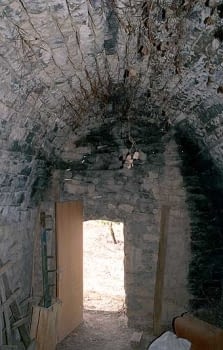 Interior d'aquesta cabana  on  s'observa l'esbeltesa de  l'arc apuntat.