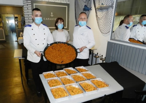 Veintitrés usuarios de ASPID disfrutan de una paella solidaria del Restaurante Caravista