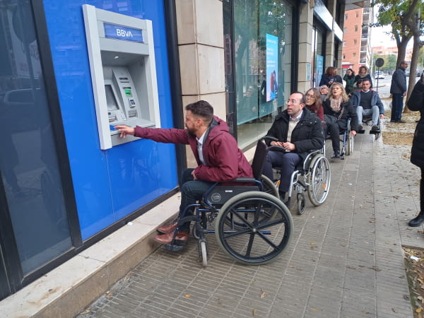 Regidores del Ayuntamiento de Lleida, ponen a prueba la acesibilidad de la ciudad