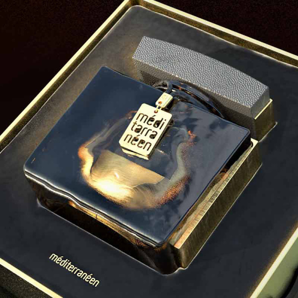 Customized metal charm to decorate perfume bottles