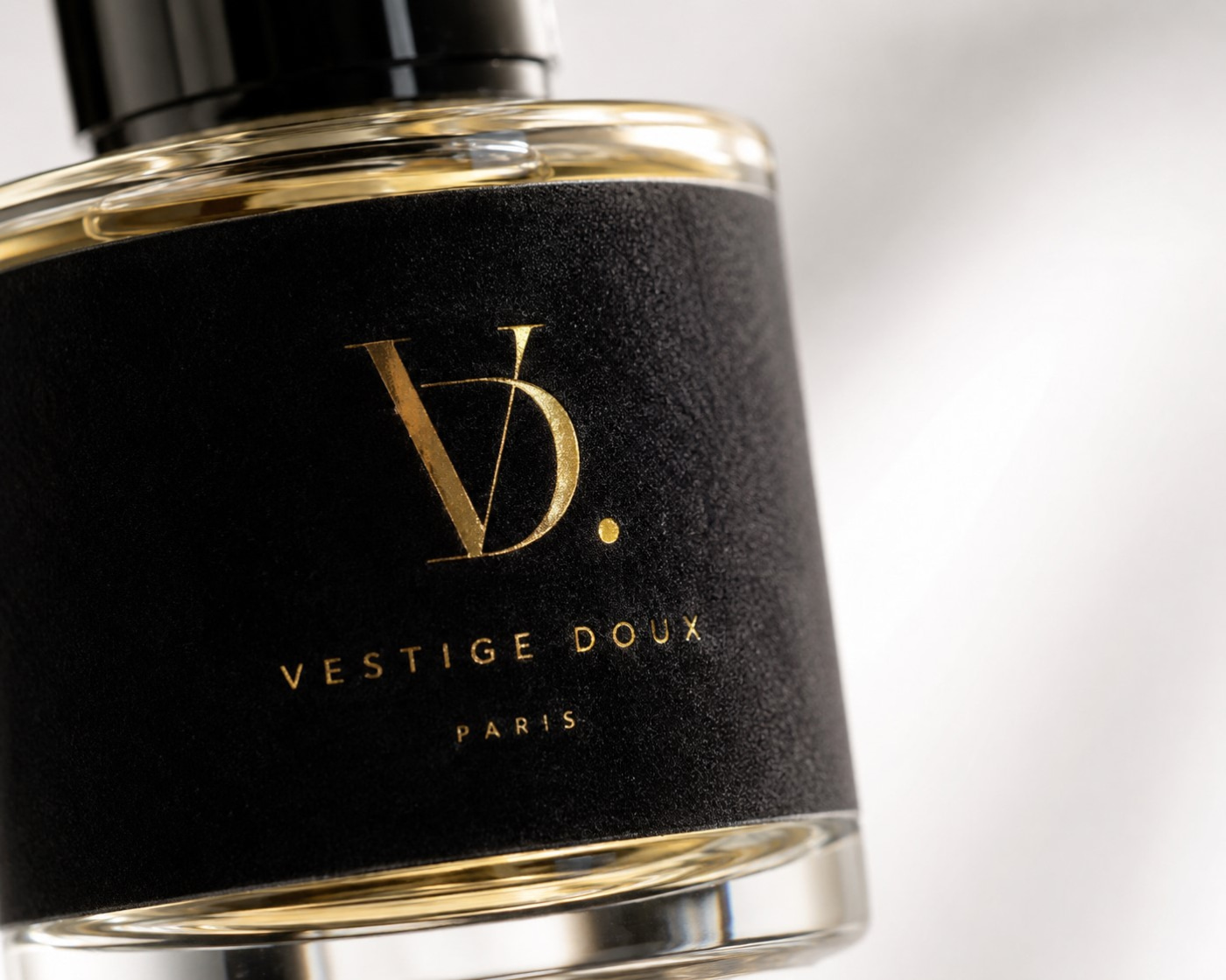 Labels with character: velvet and hot stamping in perfumery