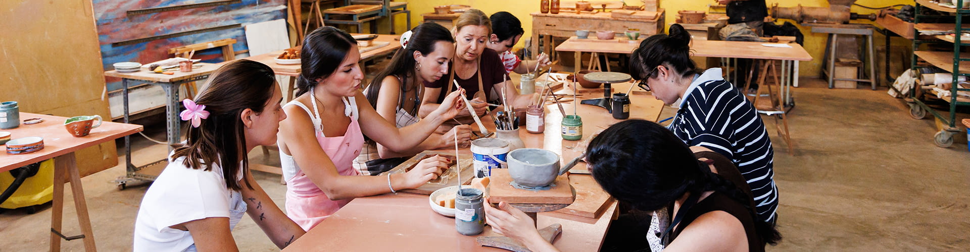Alumnes i visitants en Centre Ceràmica Taller Obert