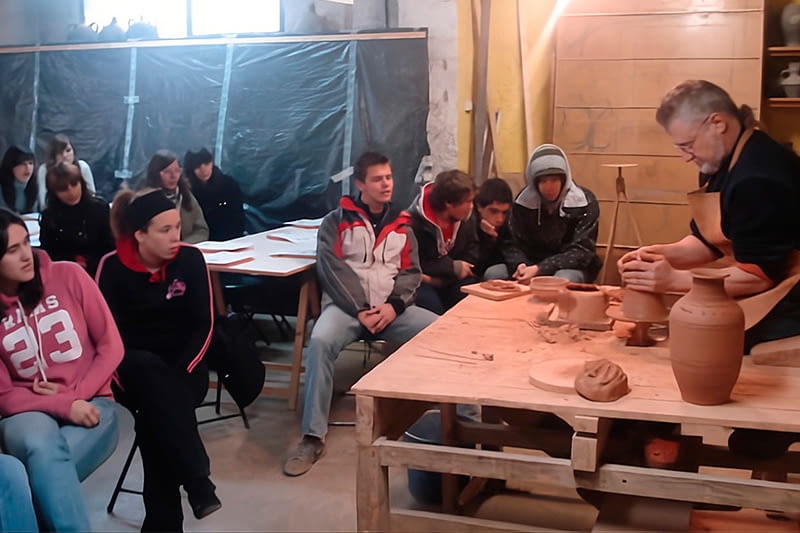 classe escoles ceràmica taller obert