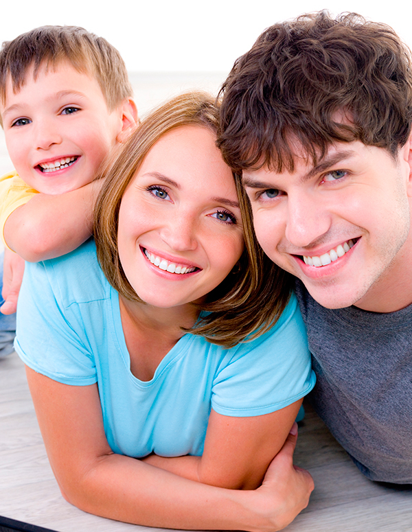 Familia sonriendo