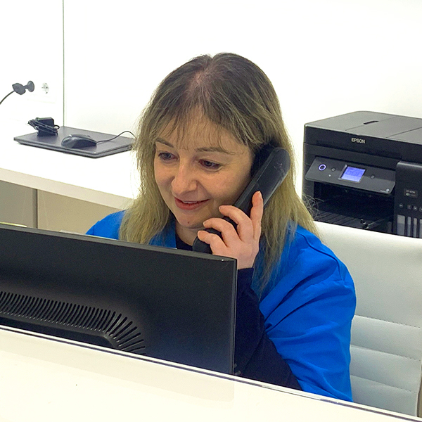 Recepcionista en clinica dental