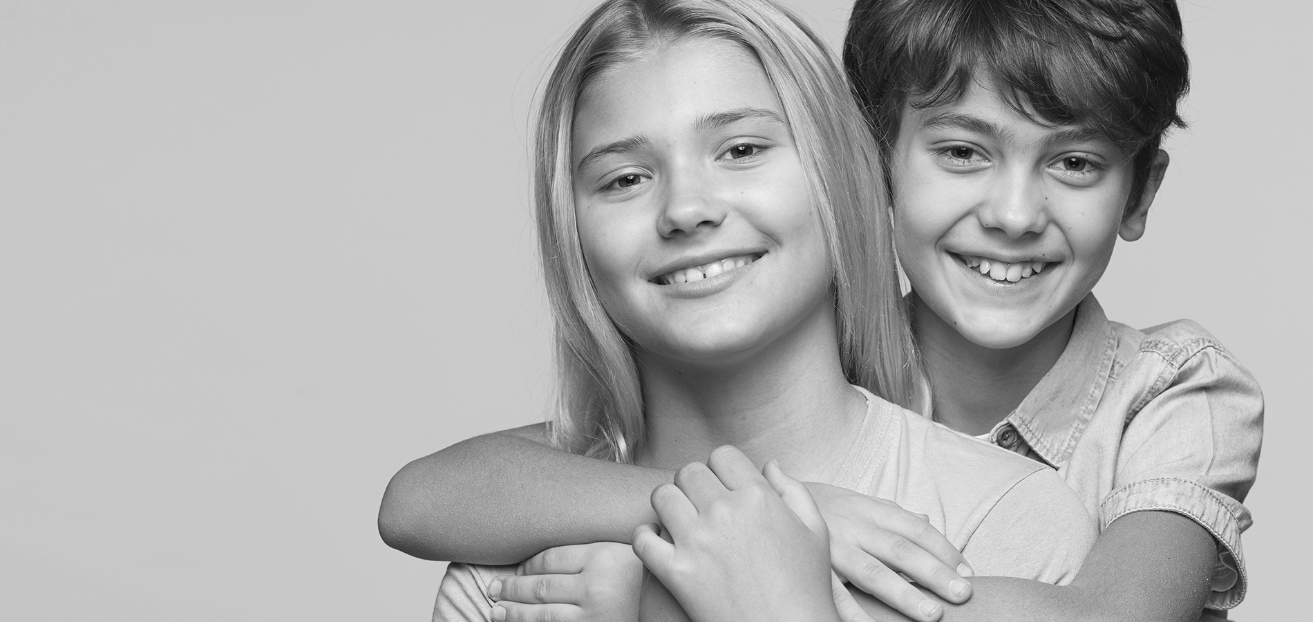 Pareja niños sonriente