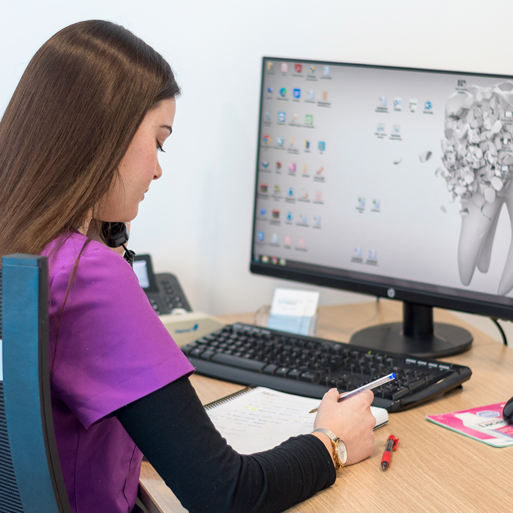 Recepcionista Clínica dental Rada