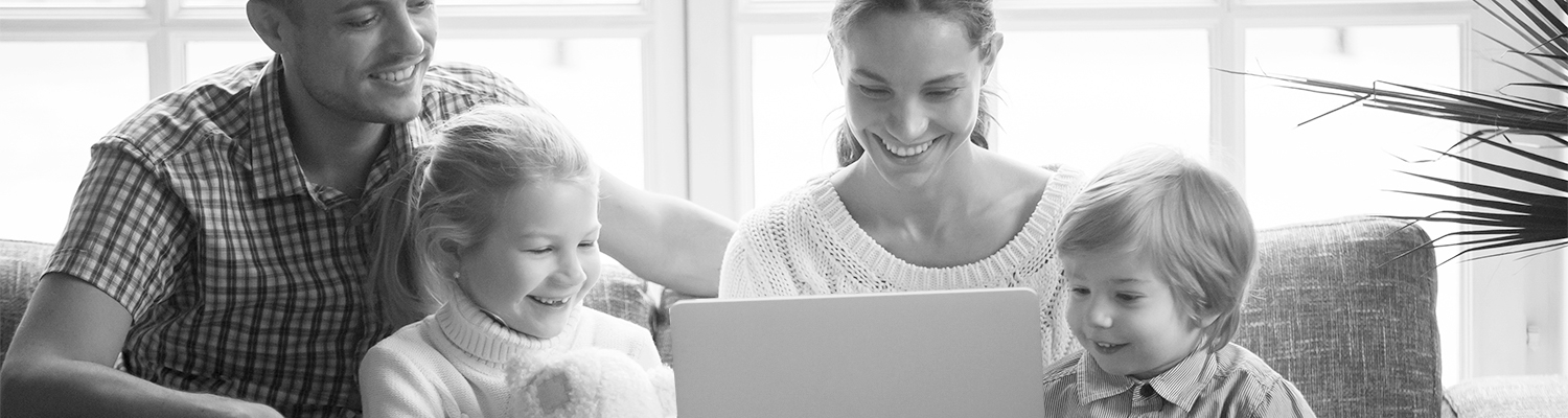 Familia pidiendo cita previa online al dentista