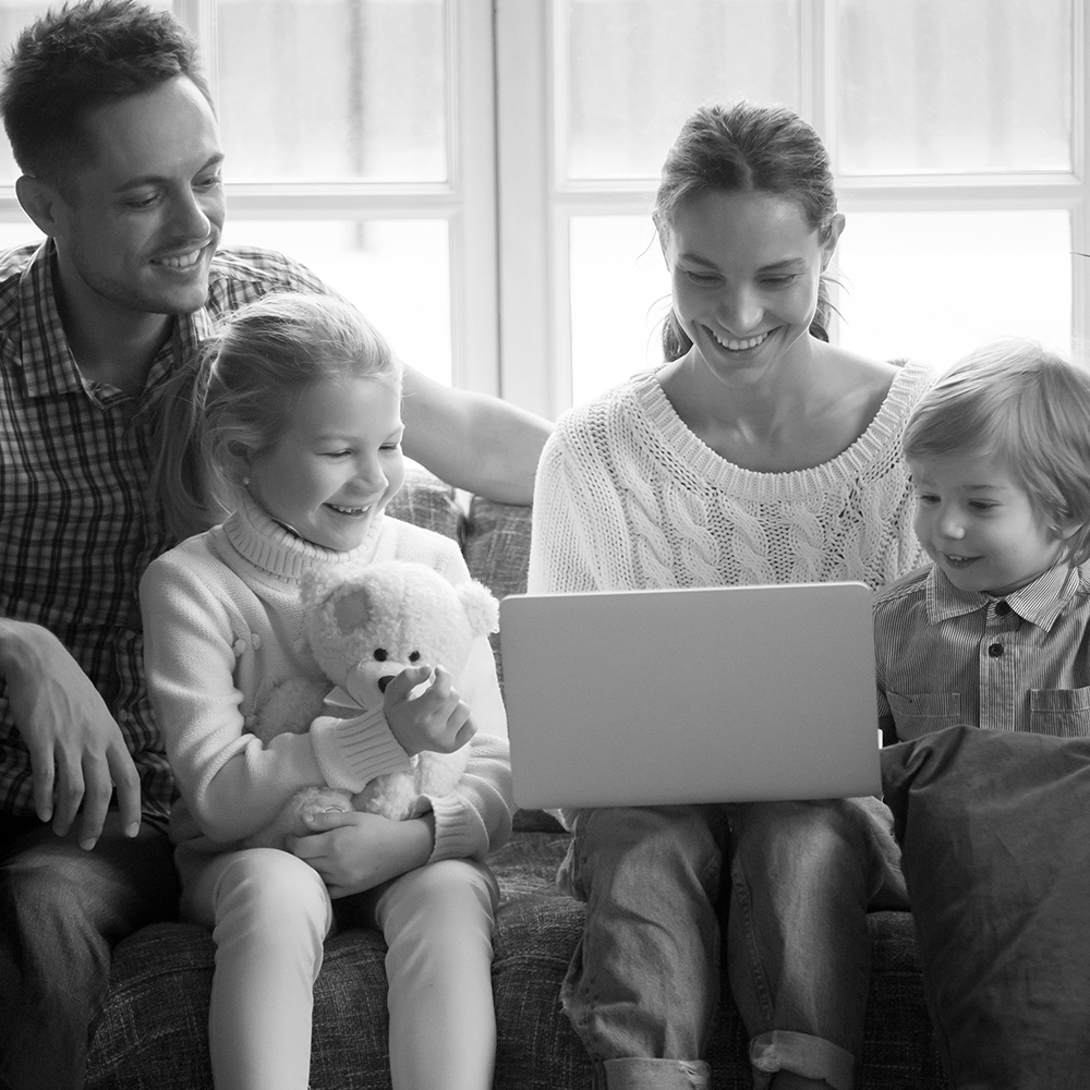 Familia pidiendo cita previa online al dentista
