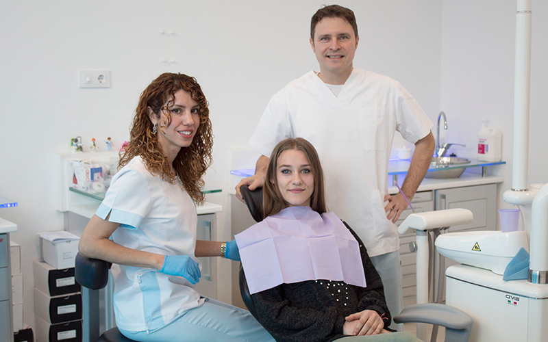 Dentista hablando amablement con paciente