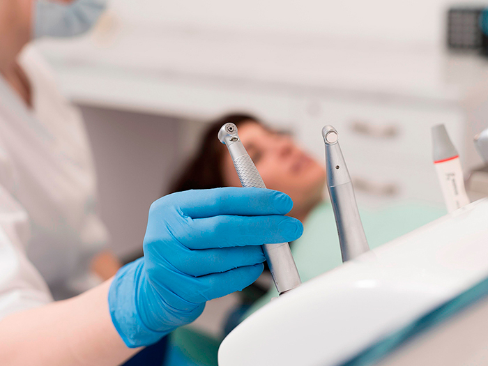 Dentista en intervención