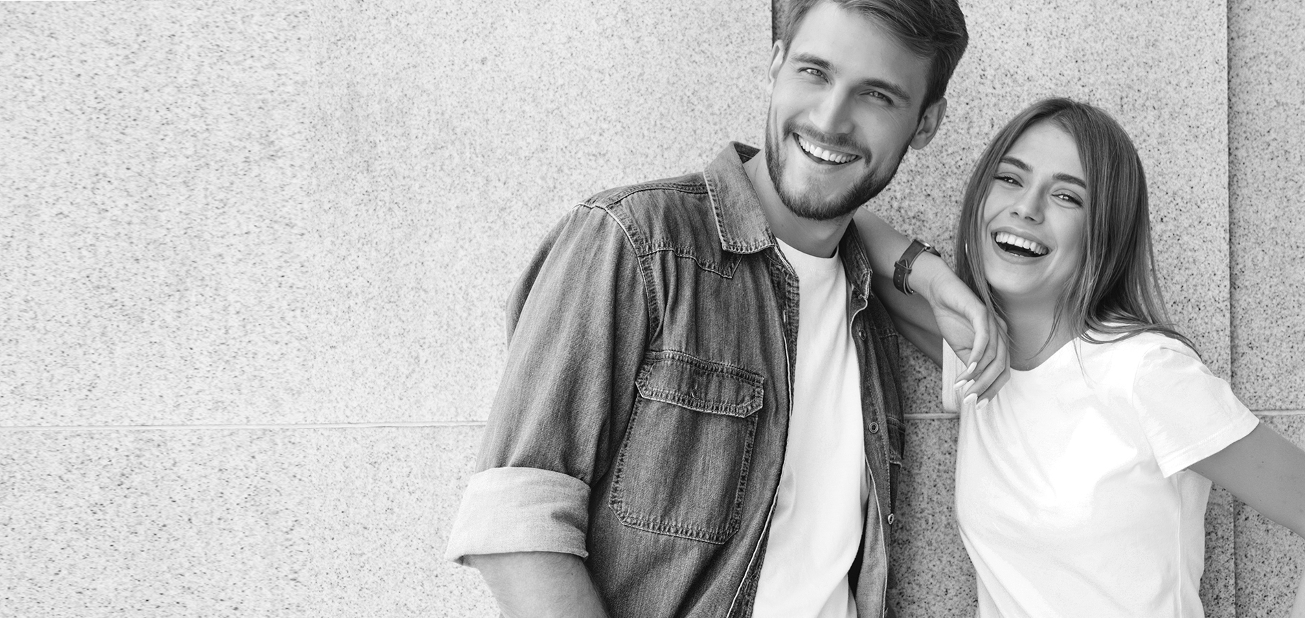 Pareja joven sonriente