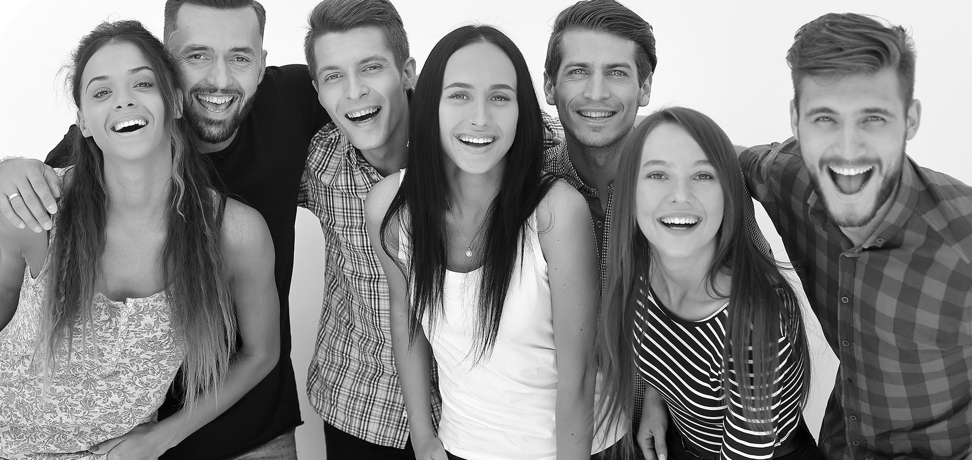 Grupo de jóvenes sonriente
