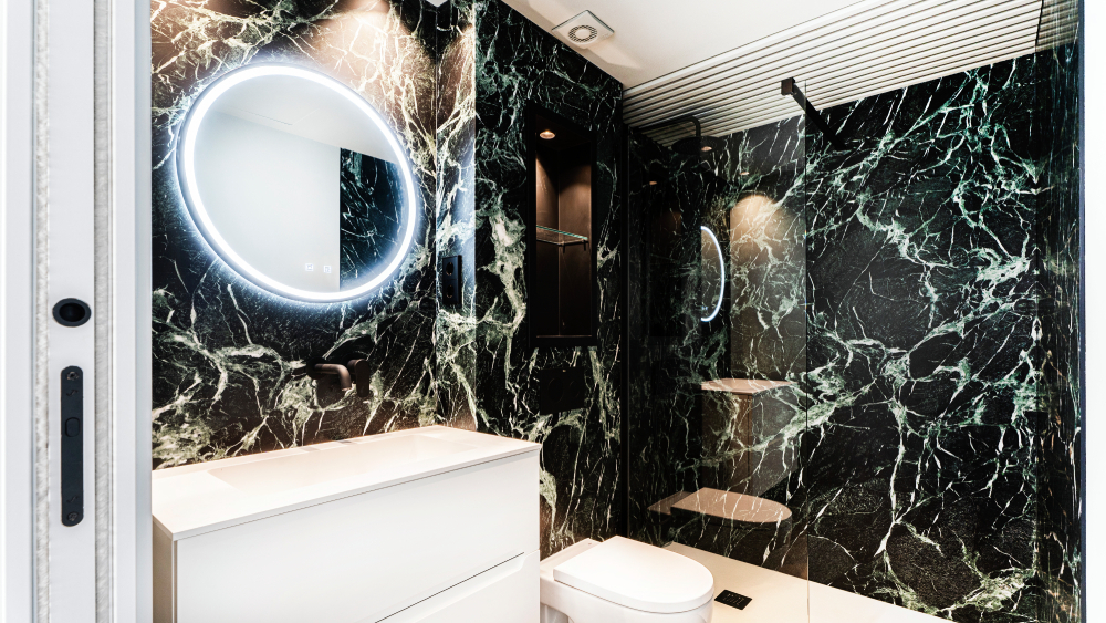 Modernització dels banys amb marbre fosc