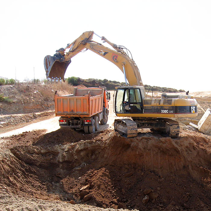 Maquinaria especializada en excavaciones y movimiento de tierra