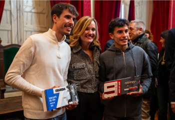 Homenaje a los hermanos Márquez, campeones de Moto GP 2025.