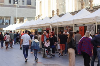 La Ponent FEST omple novament la Plaça de la Catedral amb una trentena d’entitats de l’Economia Social i Solidària