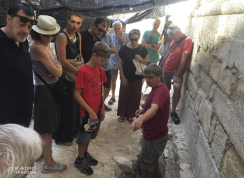 Els treballs de sondeig arqueològic realitzats a la Plaça Major de Tàrrega posen al descobert restes humanes, un retall i nombrosos vestigis