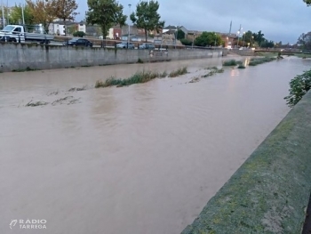 Carretera tallada i sense transport escolar per la pujada del riu Sió a les Oluges