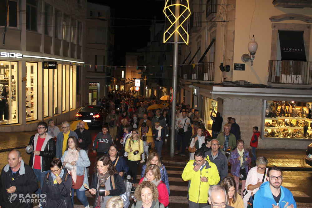 Centenars de persones es concentren a Tàrrega per protestar per l’empresonament dels Jordis