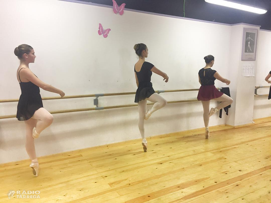 Alumnes de l'Estudi de Dansa de Tàrrega participen en una masterclass gratuïta de l’Institut del Teatre amb altres alumnes de la província.