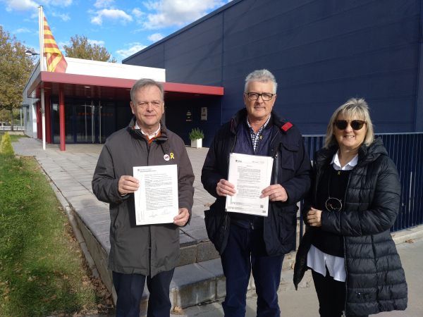 Òmnium Urgell-Segarra presenta una denúncia als Mossos d’Esquadra després que uns desconeguts hagin arrancat llaços grocs i pancartes amb el lema “Democràcia” a Tàrrega