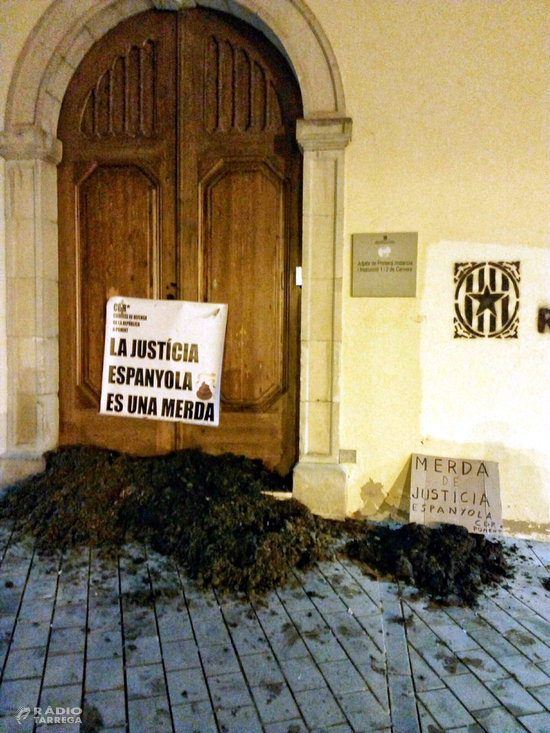 Els CDR tornen a abocar escombraries i fems a les portes dels jutjats, en aquest cas a Lleida, Cervera i Balaguer