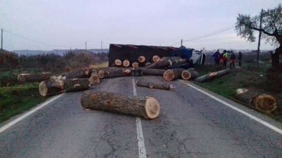 Bolca un camió ple de troncs a la C-14 a Tàrrega i talla la circulació en ambdós sentits