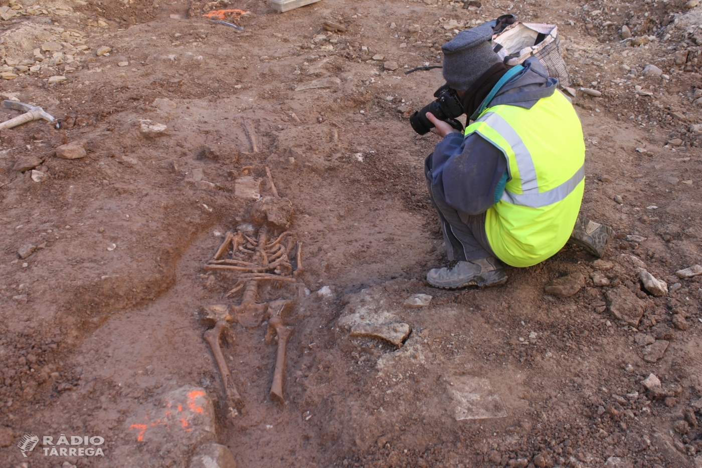 Tàrrega finalitza la documentació arqueològica de les restes òssies localitzades durant les obres d’adequació de la plaça Major