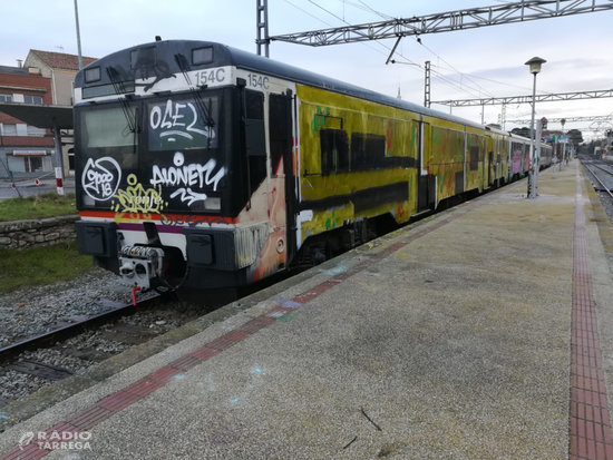 Detinguts dos joves de Blanes acusats de pintar un tren de rodalies a Cervera