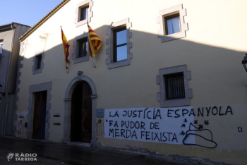 Els CDR tornen a escampar fems i escombraries a les portes dels jutjats de Catalunya
