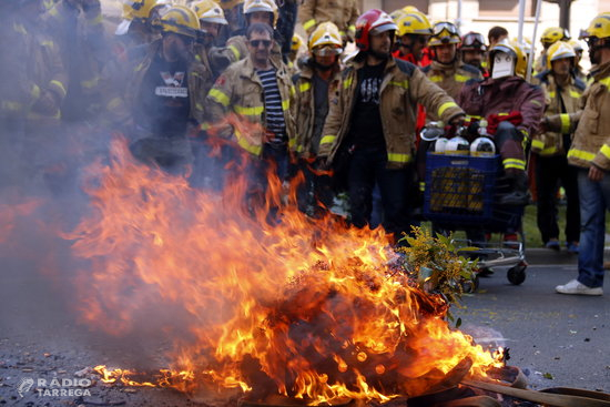 Més de mig miler de bombers de tot Catalunya es manifesta a Lleida per denunciar falta d'efectius i material