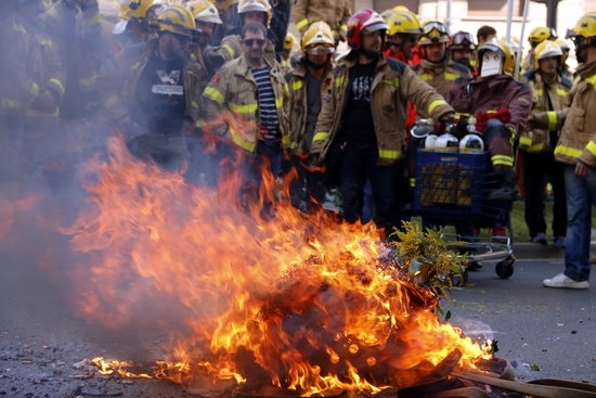 Més de mig miler de bombers de tot Catalunya es manifesta a Lleida per denunciar falta d'efectius i material