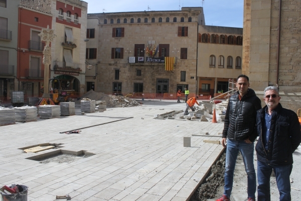 Les obres d’adequació de la plaça Major de Tàrrega marxen a bon ritme i ja és visible part del nou paviment de pedra natural