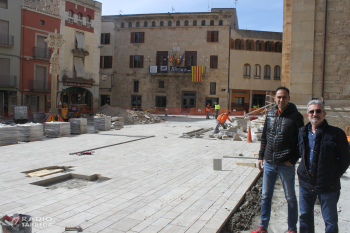 Les obres d’adequació de la plaça Major de Tàrrega marxen a bon ritme i ja és visible part del nou paviment de pedra natural