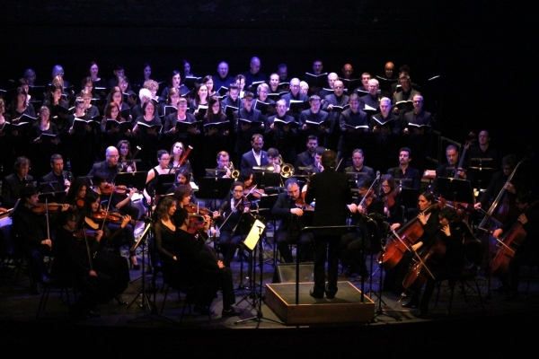 L'Orquestra Julià Carbonell i l'Orfeó Lleidatà obren el cicle musical Tàrrega Sona 2019 omplint el Teatre Ateneu