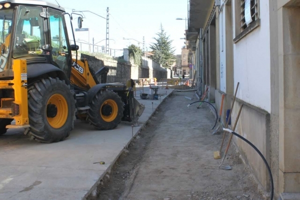 En marxa a Tàrrega les obres d’ampliació de la vorera del carrer del Segle XX