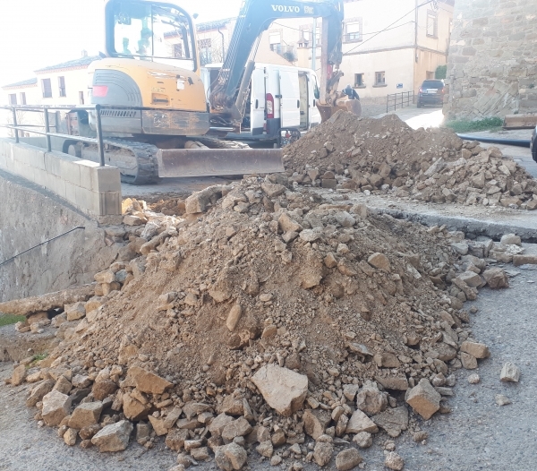 Inici de les obres del carrer del Caminet de Montclar per arreglar el tram de paviment i millorar les xarxes de subministrament actuals