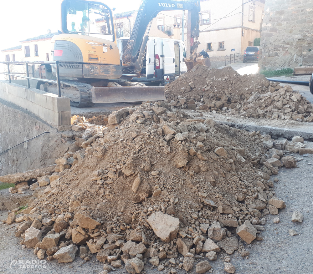 Inici de les obres del carrer del Caminet de Montclar per arreglar el tram de paviment i millorar les xarxes de subministrament actuals