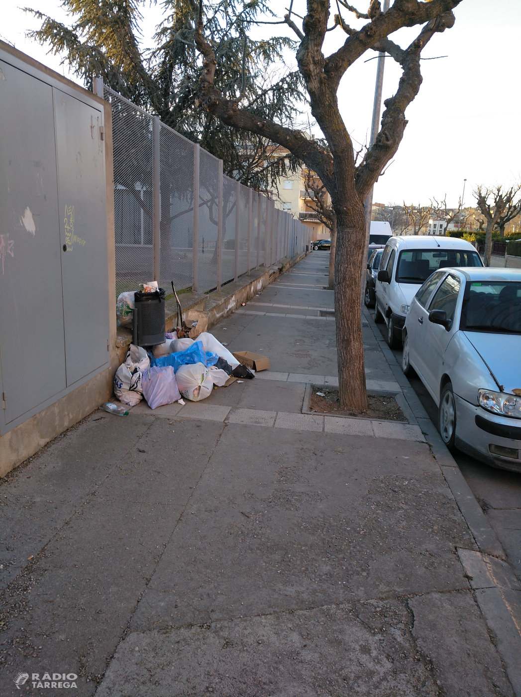 Alguns veïns del barri de la Plana de Tàrrega protesten per la nova ubicació dels contenidors d'escombraries deixant la brossa al terra
