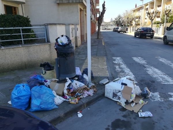 La Policia Local de Tàrrega tramita tres denúncies per deixar la brossa abocada a la via pública