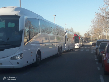 Surten sis autobusos de Tàrrega per anar a la manifestació de Madrid