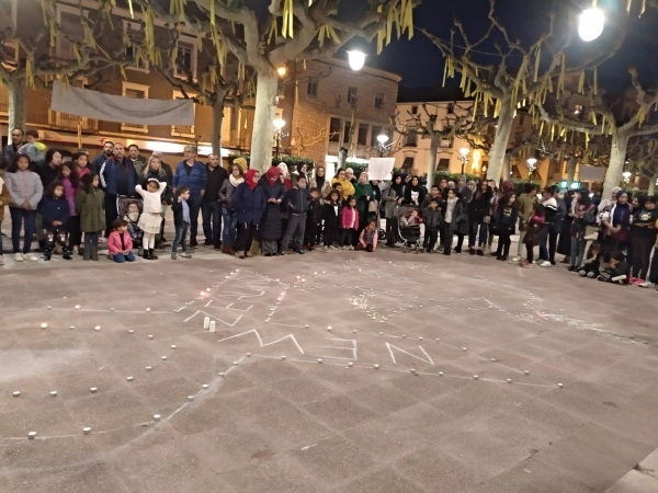 Més de 200 persones es concentren a la plaça del Carme de Tàrrega en contra del terrorisme