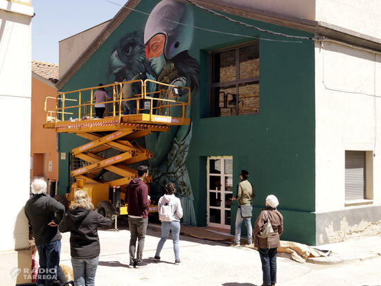 Artistes i grafiters sacsegen els esprais pel Festival Gargar de murals i Art Rural a Penelles