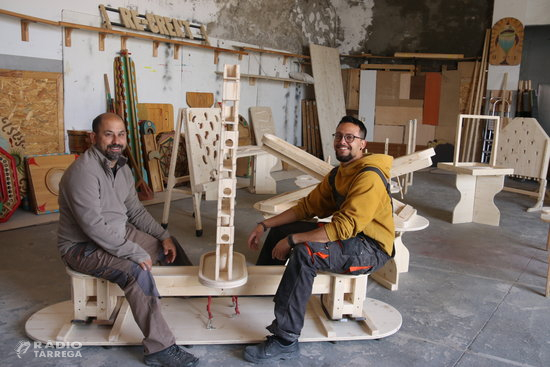 Una companyia d'arts de carrer de Bellpuig crea una col·lecció de jocs de fusta per a un museu noruec a l'aire lliure
